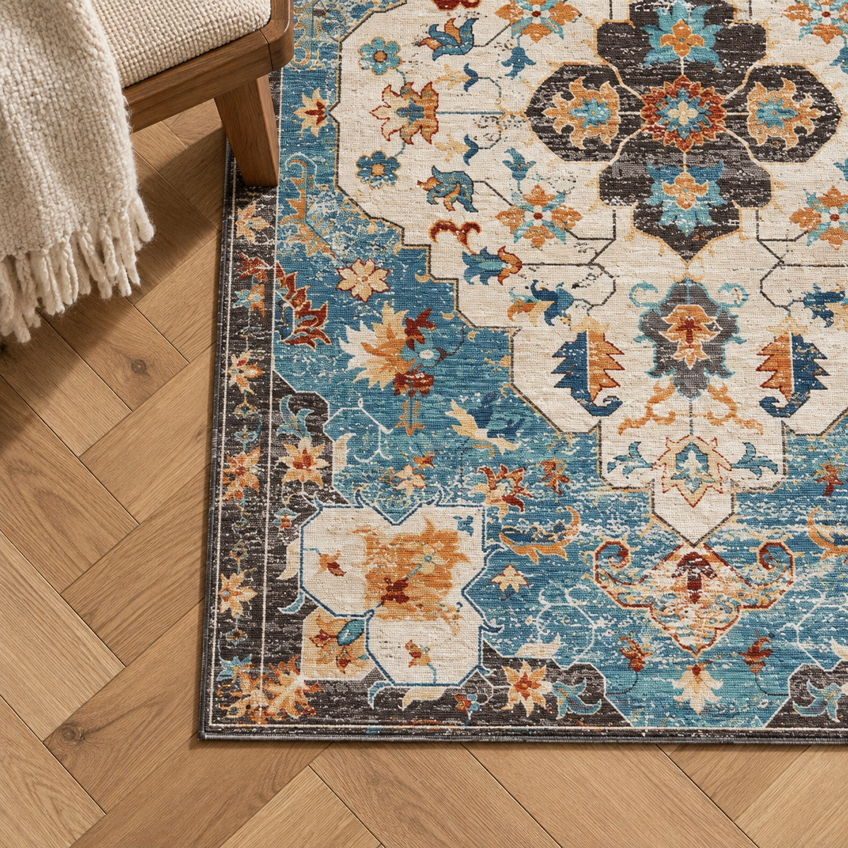 Détail du motif et de la bordure du tapis Elina, vu du dessus