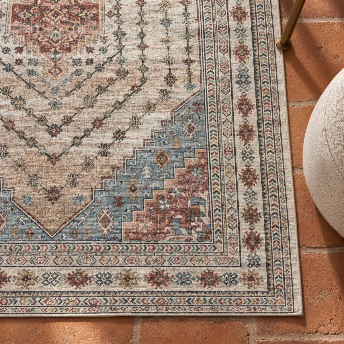 Détail du motif et de la bordure du tapis Hortense, vu du dessus
