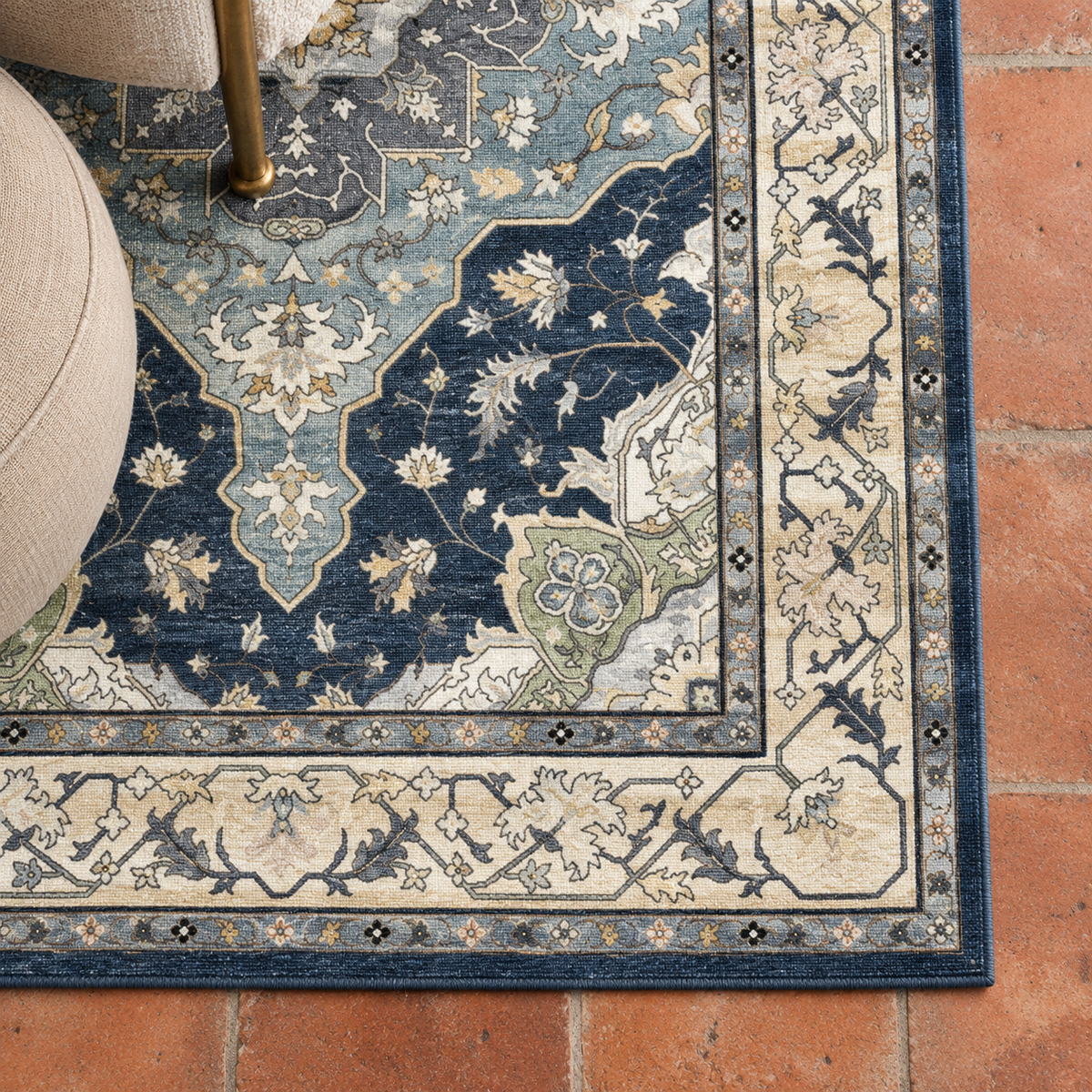 Détail du motif et de la bordure du tapis Linaé, vu du dessus