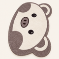 Tapis enfant Petit Cochon Moka, vue complète du motif sur fond clair