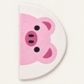 Tapis enfant Petit Cochon Poppy, vue complète du motif sur fond clair