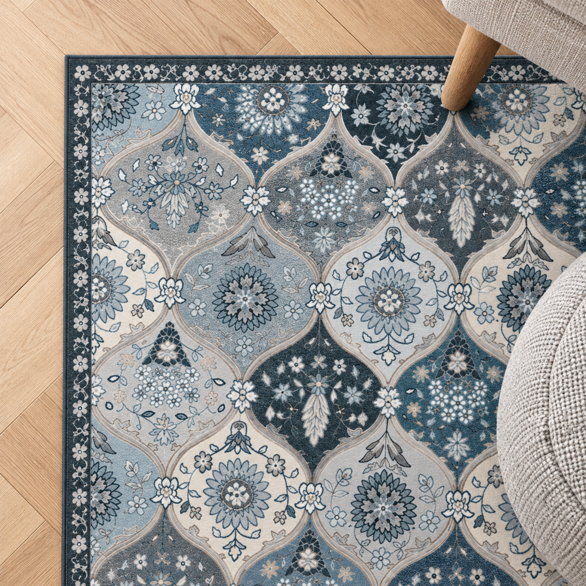 Détail du motif et de la bordure du tapis Sofia, vu du dessus